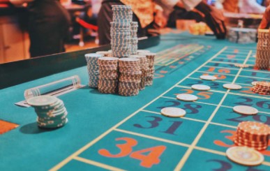Choosing the Best Online Casino for Poker and Live Dealer Games